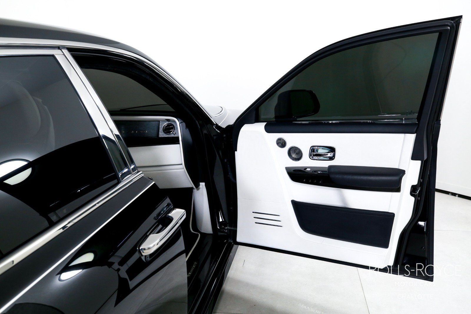 Used 2018 Rolls-Royce Phantom Sedan RWD image 35