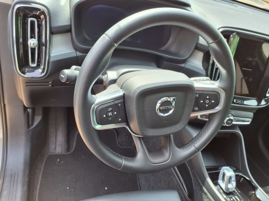 Used 2025 Volvo XC40 B5 Plus AWD/4WD image 19