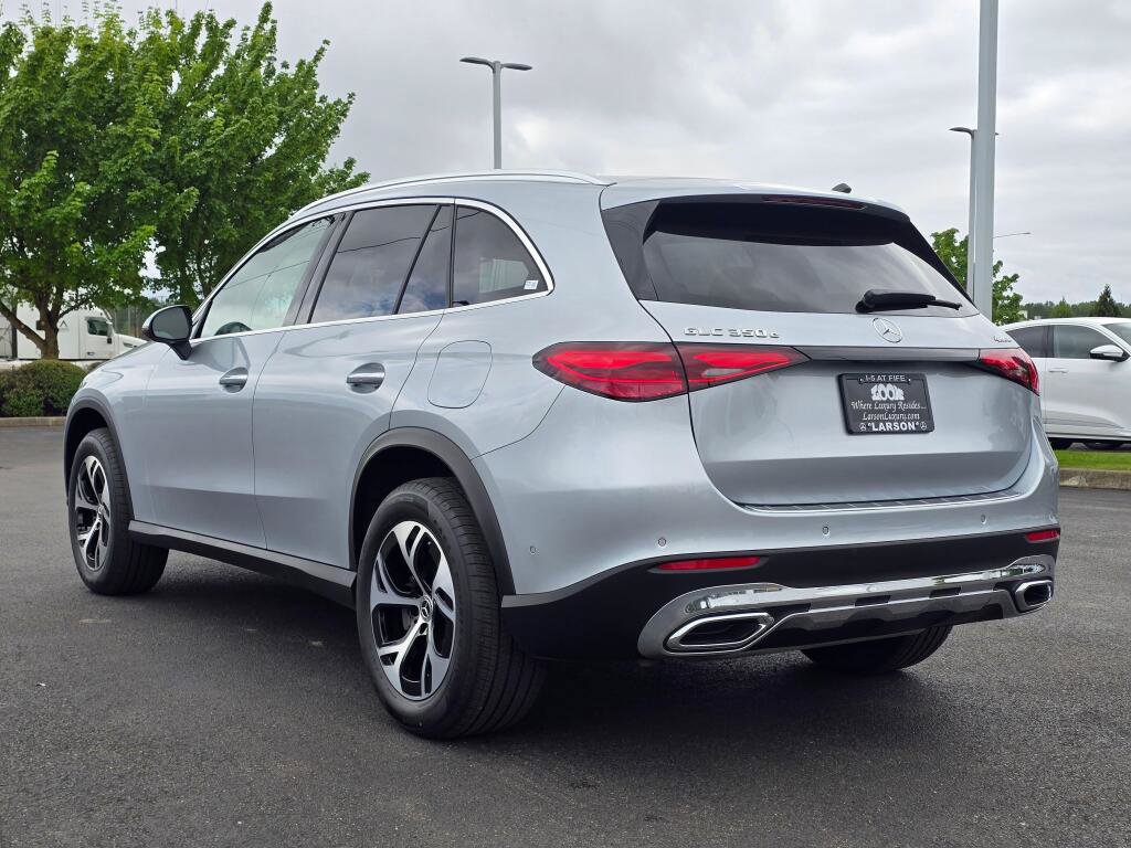 Used 2025 Mercedes-Benz GLC 350e 4MATIC image 4