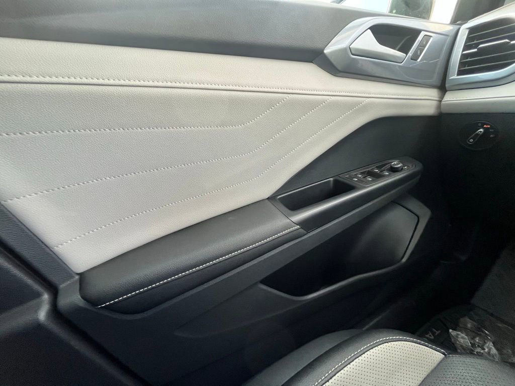 Certified 2025 Volkswagen Taos SEL AWD/4WD image 14