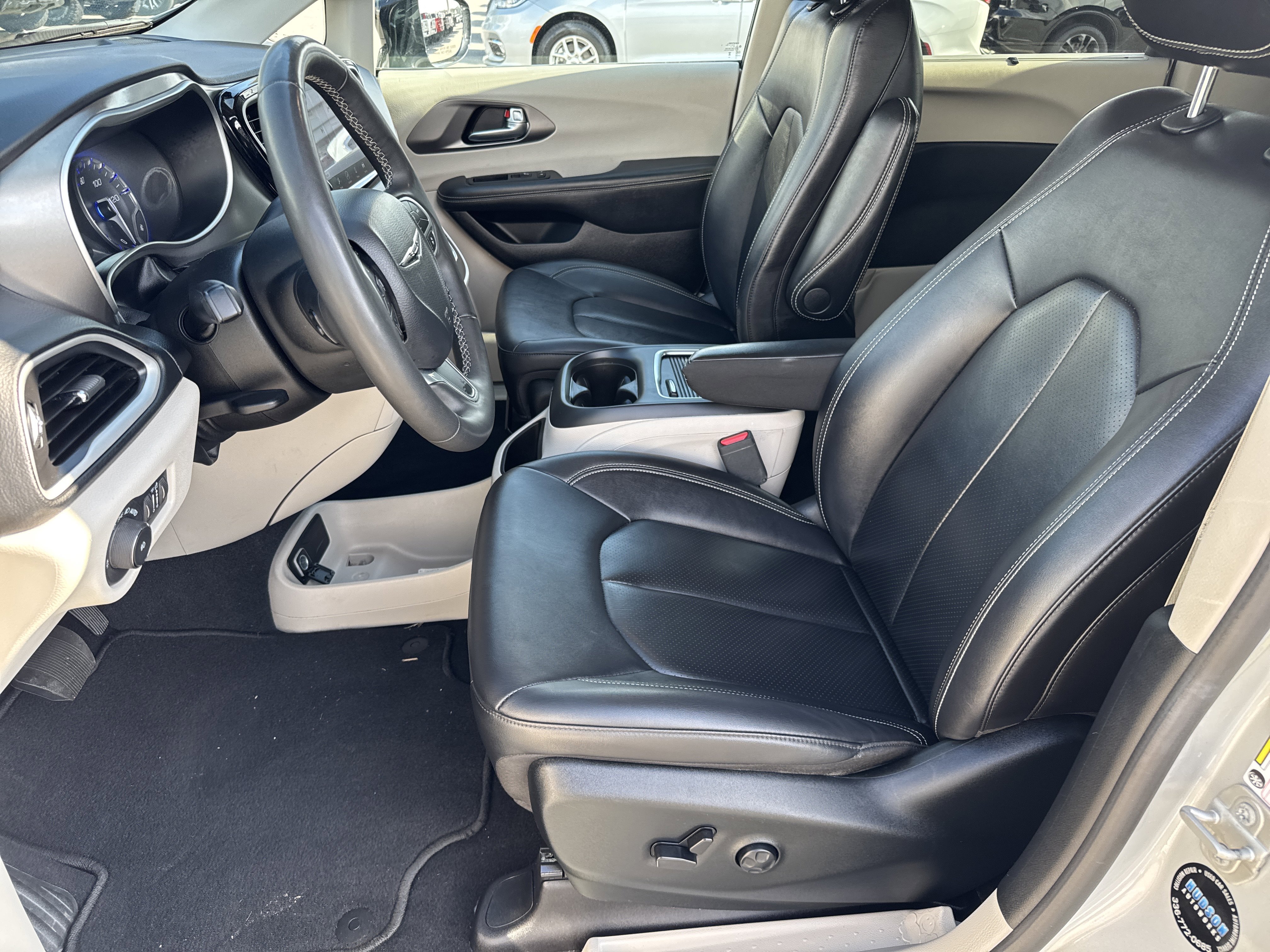 Used 2024 Chrysler Pacifica Touring-L image 10