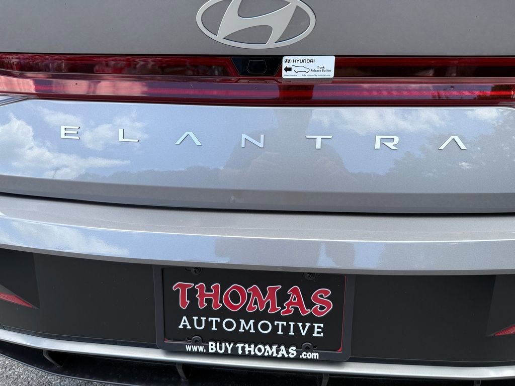 Used 2025 Hyundai Elantra Limited image 12