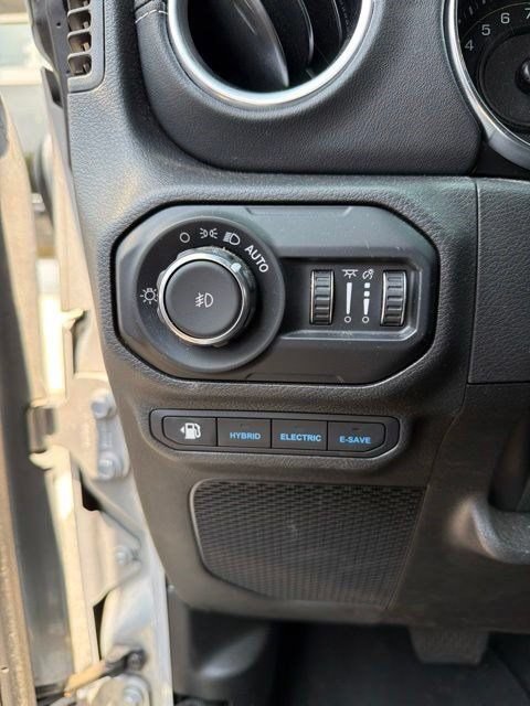 Used 2022 Jeep Wrangler Unlimited Sahara w/ Cold Weather Group AWD/4WD image 13