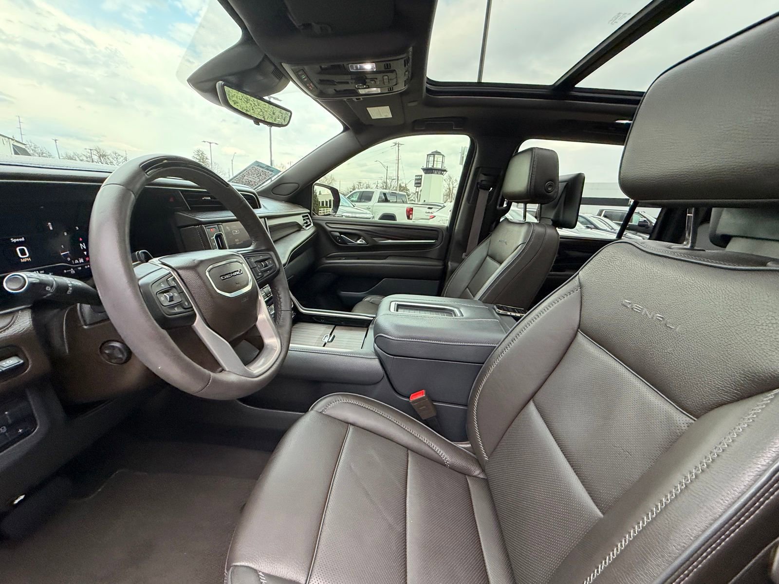 Used 2024 GMC Yukon XL Denali w/ Denali Reserve Package image 4