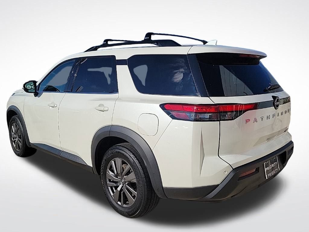 Used 2022 Nissan Pathfinder SV image 3