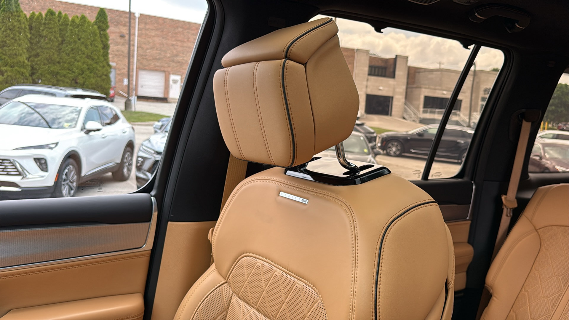 Used 2023 Jeep Grand Wagoneer Series III AWD/4WD image 23