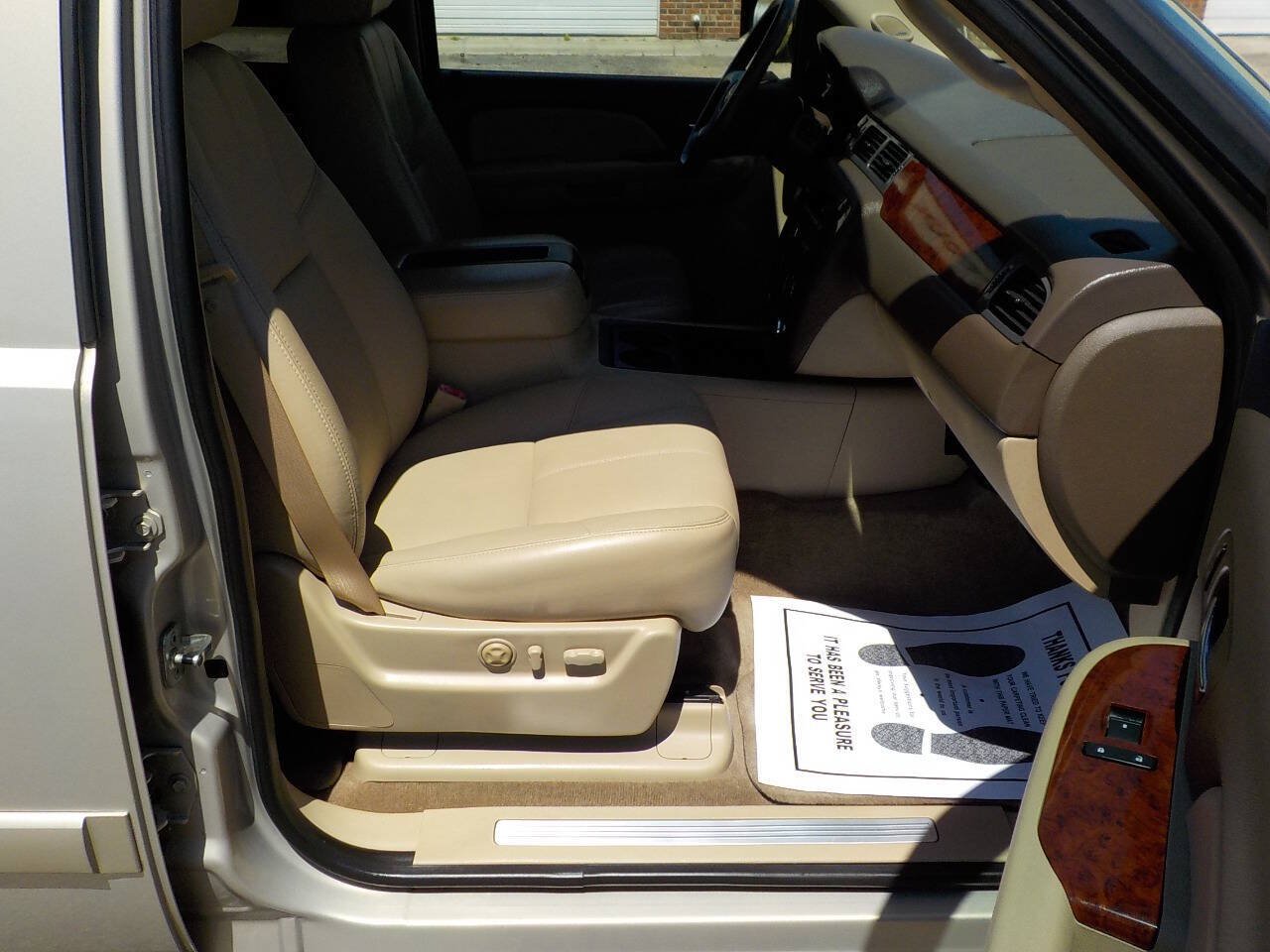 Used 2009 Chevrolet Suburban LT w/ Luxury Package RWD image 26
