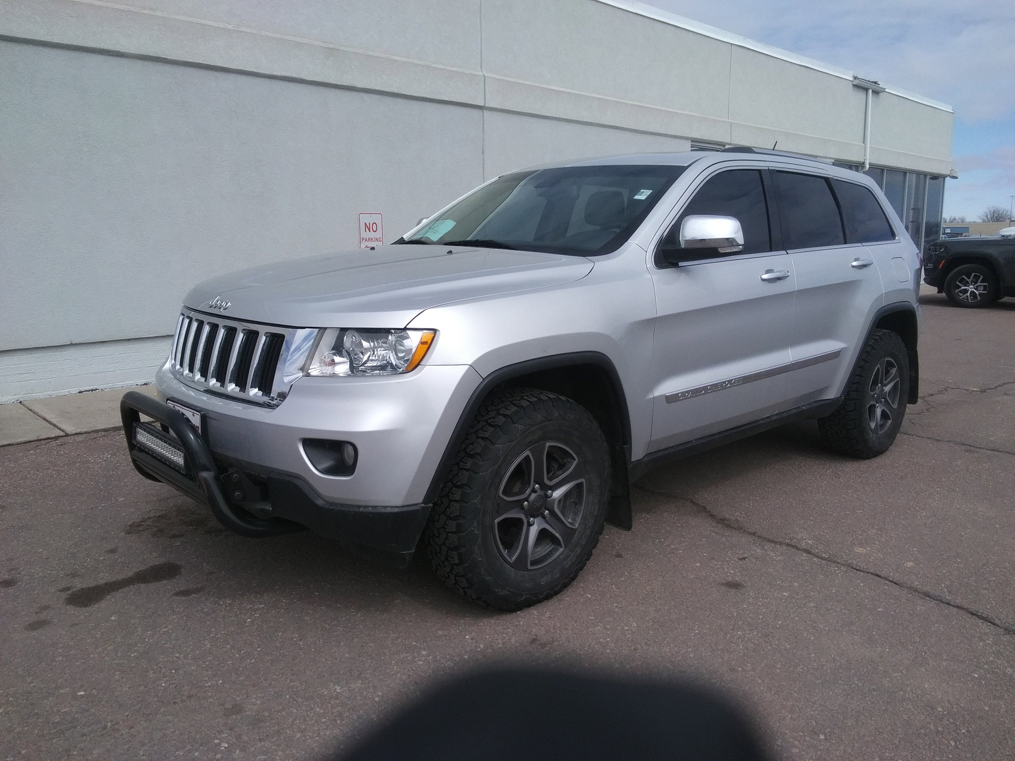 Used 2013 Jeep Grand Cherokee Limited w/ Luxury Group II AWD/4WD image 2