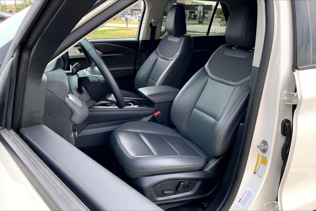 Used 2025 Ford Explorer Active w/ Active Comfort Package AWD/4WD image 22