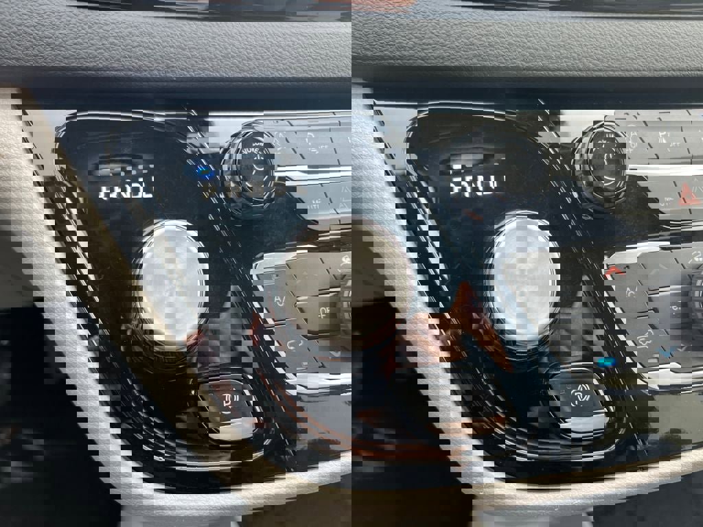 Used 2023 Chrysler Pacifica Touring-L image 20