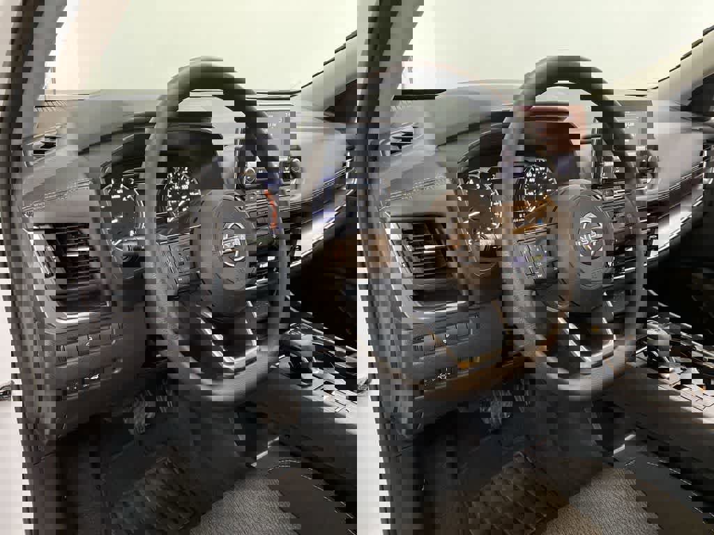 Used 2024 Nissan Rogue SV image 2