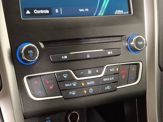 Used 2018 Ford Fusion SE w/ Fusion SE Technology Package FWD image 17