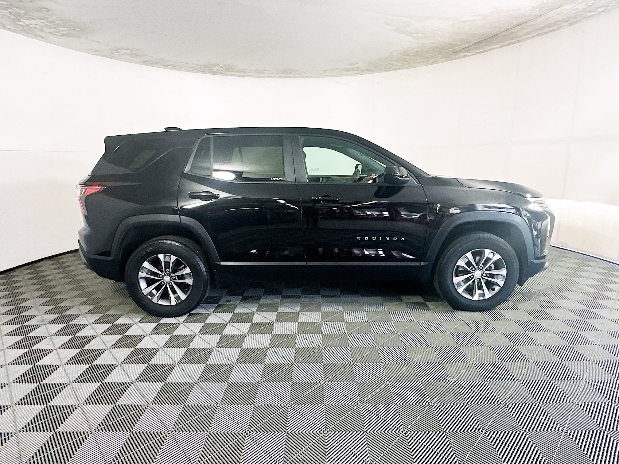 Used 2025 Chevrolet Equinox LT FWD image 2