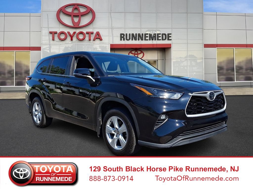 Certified 2025 Toyota Highlander LE AWD/4WD image 1