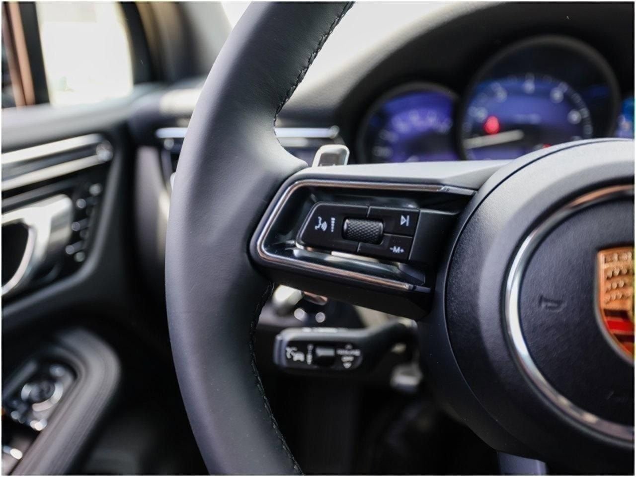 Certified 2025 Porsche Macan AWD/4WD image 17