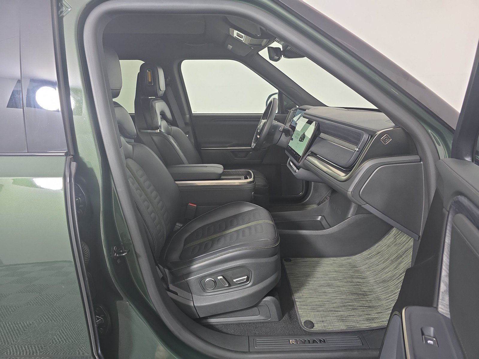 Used 2025 Rivian R1T Adventure AWD/4WD image 24