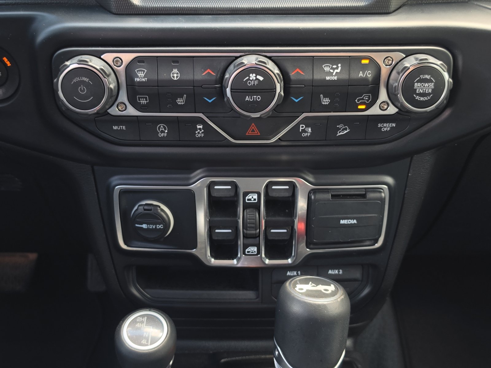 Used 2019 Jeep Wrangler Unlimited Sahara AWD/4WD image 26