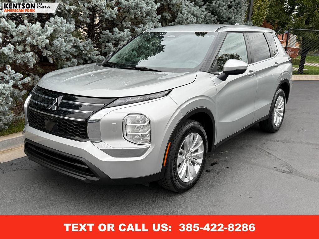 Used 2025 Mitsubishi Outlander ES image 3