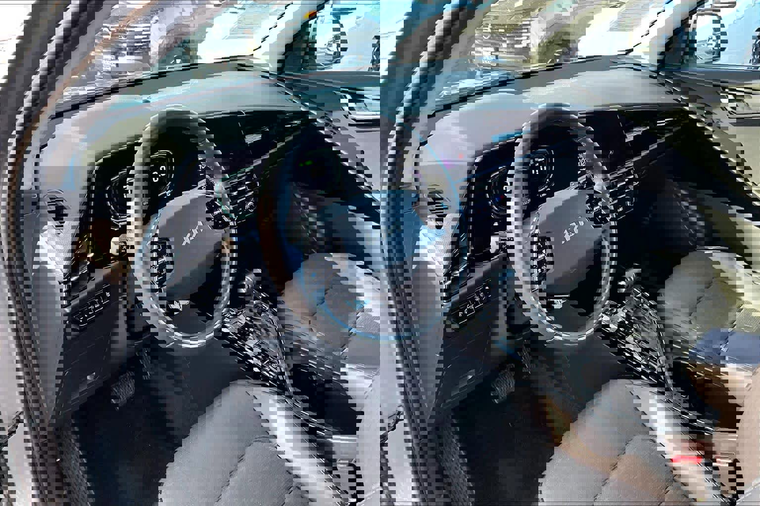 Used 2023 Kia Niro SX image 17