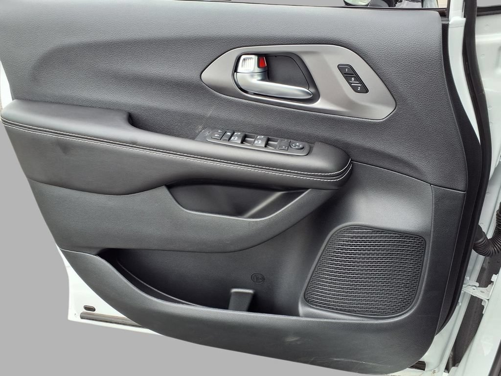 New 2026 Chrysler Pacifica Select w/ S Appearance Package FWD image 19