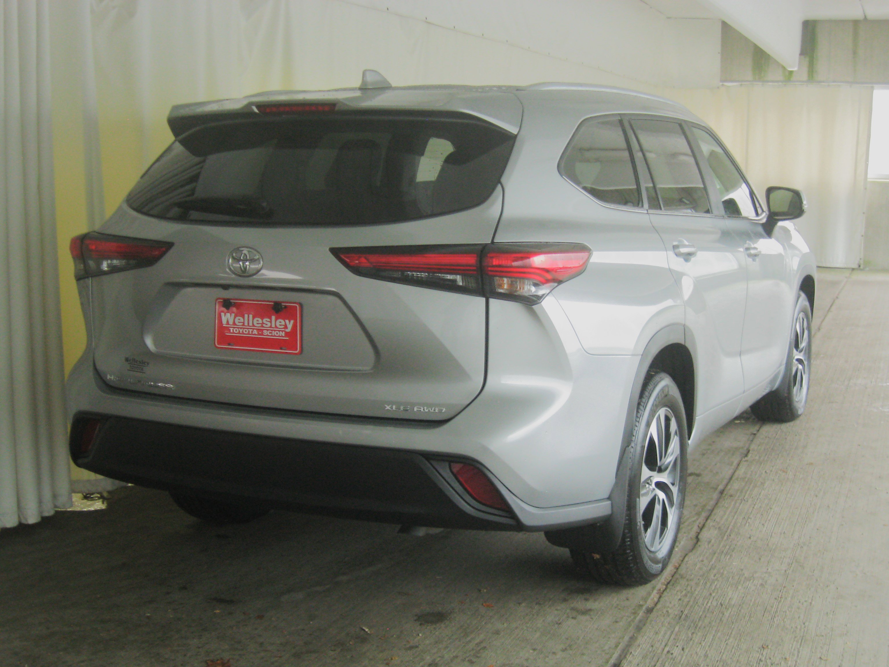 Used 2023 Toyota Highlander XLE image 7