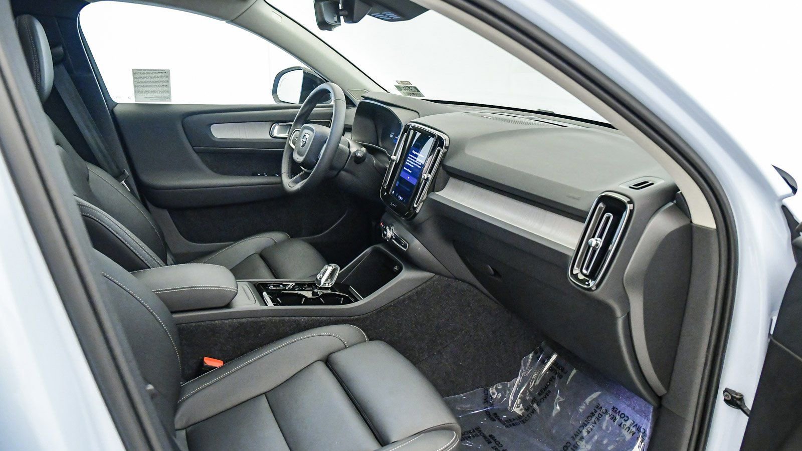 Certified 2025 Volvo XC40 B5 Ultra w/ Climate Package image 15