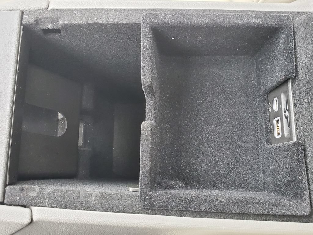 Certified 2024 Cadillac XT5 Premium Luxury w/ LPO, Floor Liner Package AWD/4WD image 32