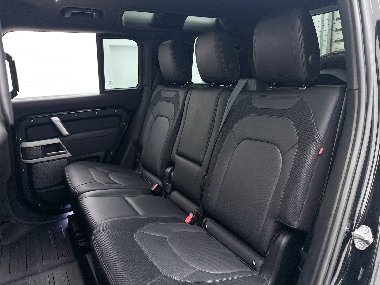 Used 2023 Land Rover Defender 110 X-Dynamic SE AWD/4WD image 28