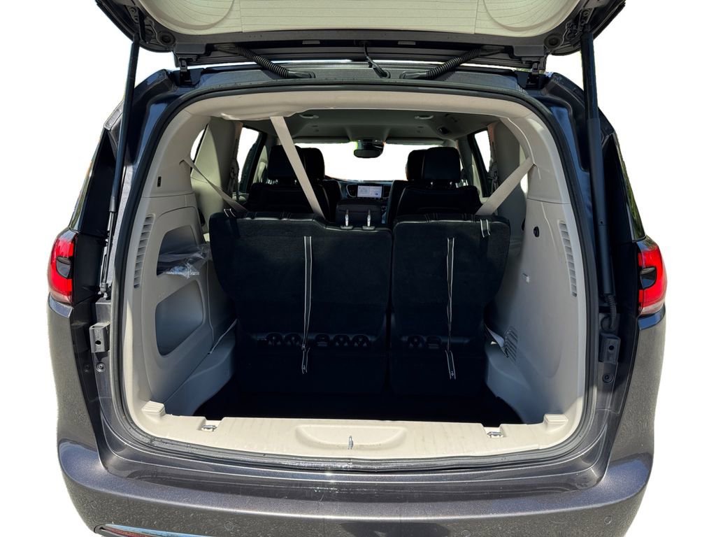 Used 2023 Chrysler Pacifica Touring-L FWD image 14