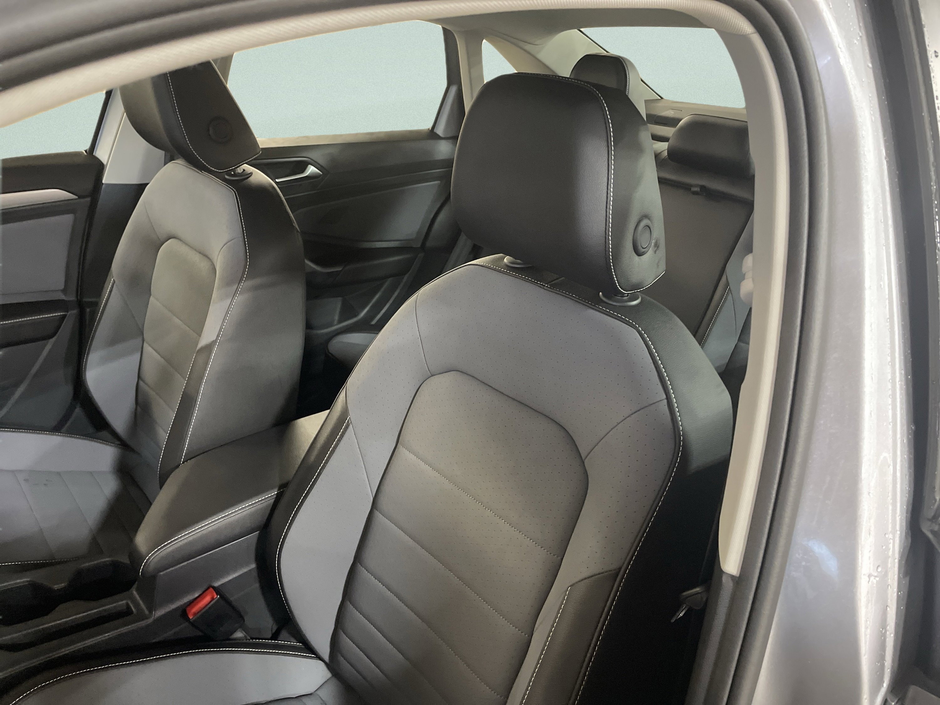 Used 2025 Volkswagen Jetta SE image 14