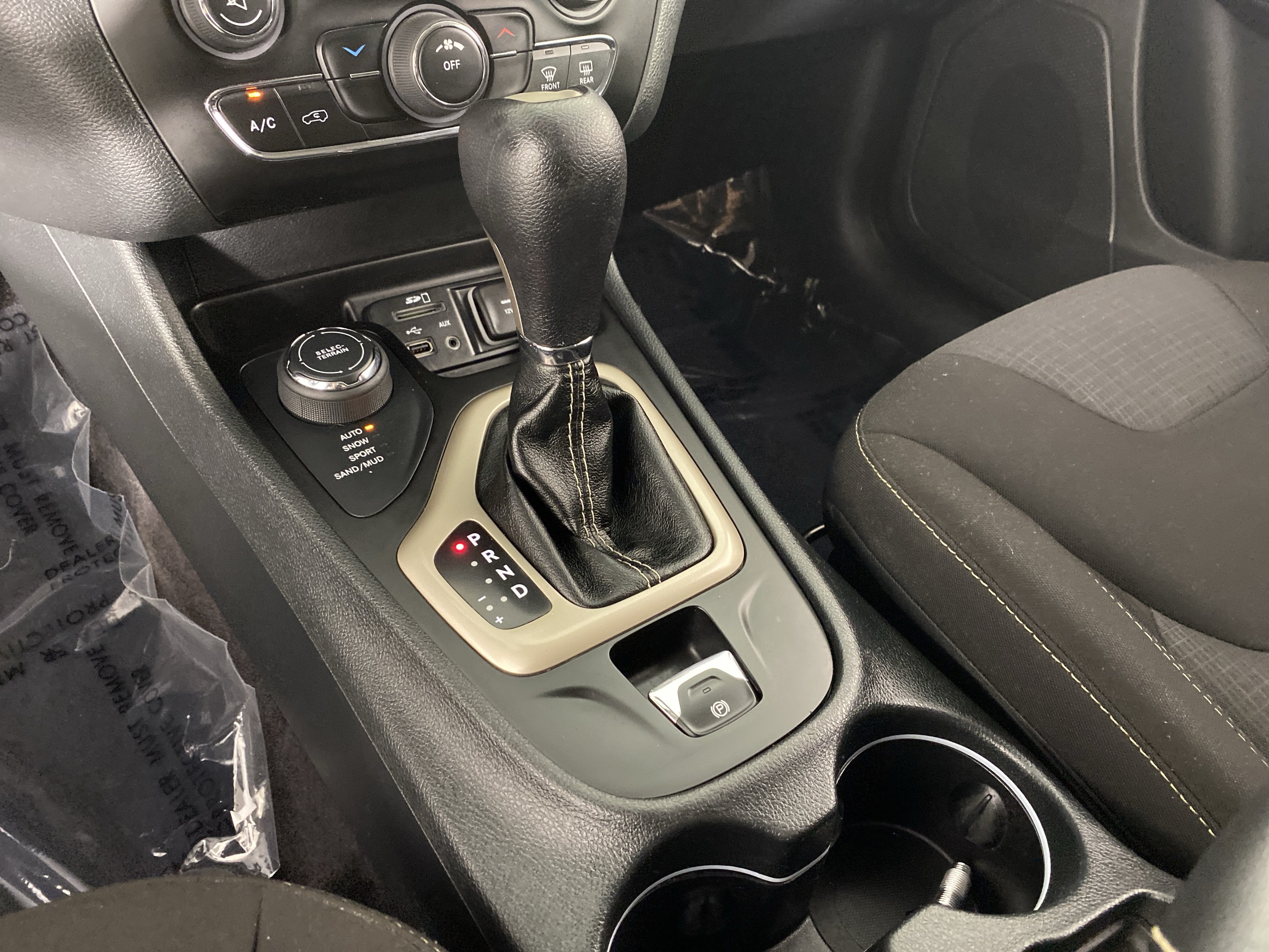 Used 2016 Jeep Cherokee Latitude w/ Safety/Convenience Group AWD/4WD image 27