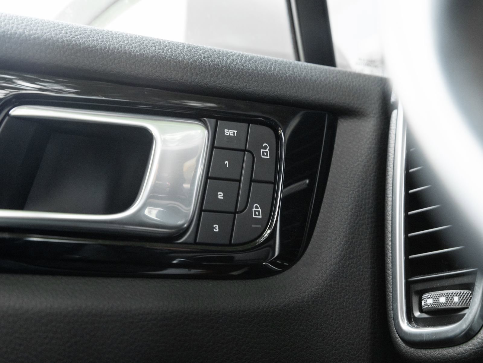 Certified 2023 Porsche Cayenne Platinum Edition image 18