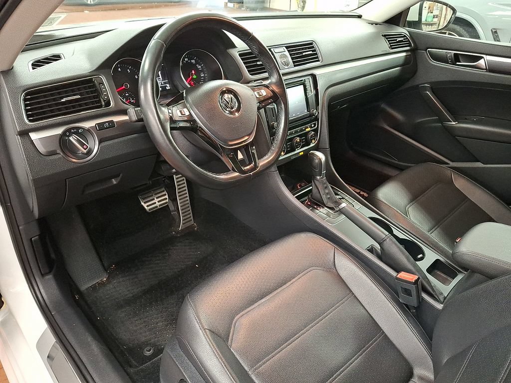 Used 2017 Volkswagen Passat 1.8T R-Line FWD image 9