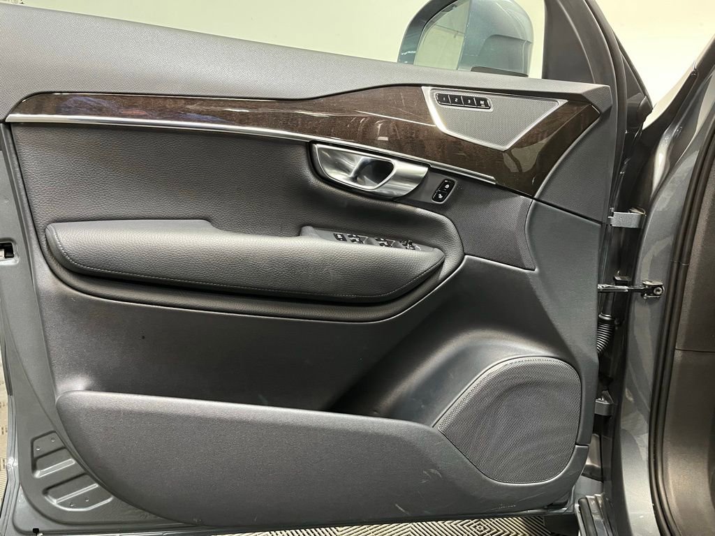 Used 2018 Volvo XC90 T6 Momentum w/ Convenience Package AWD/4WD image 13