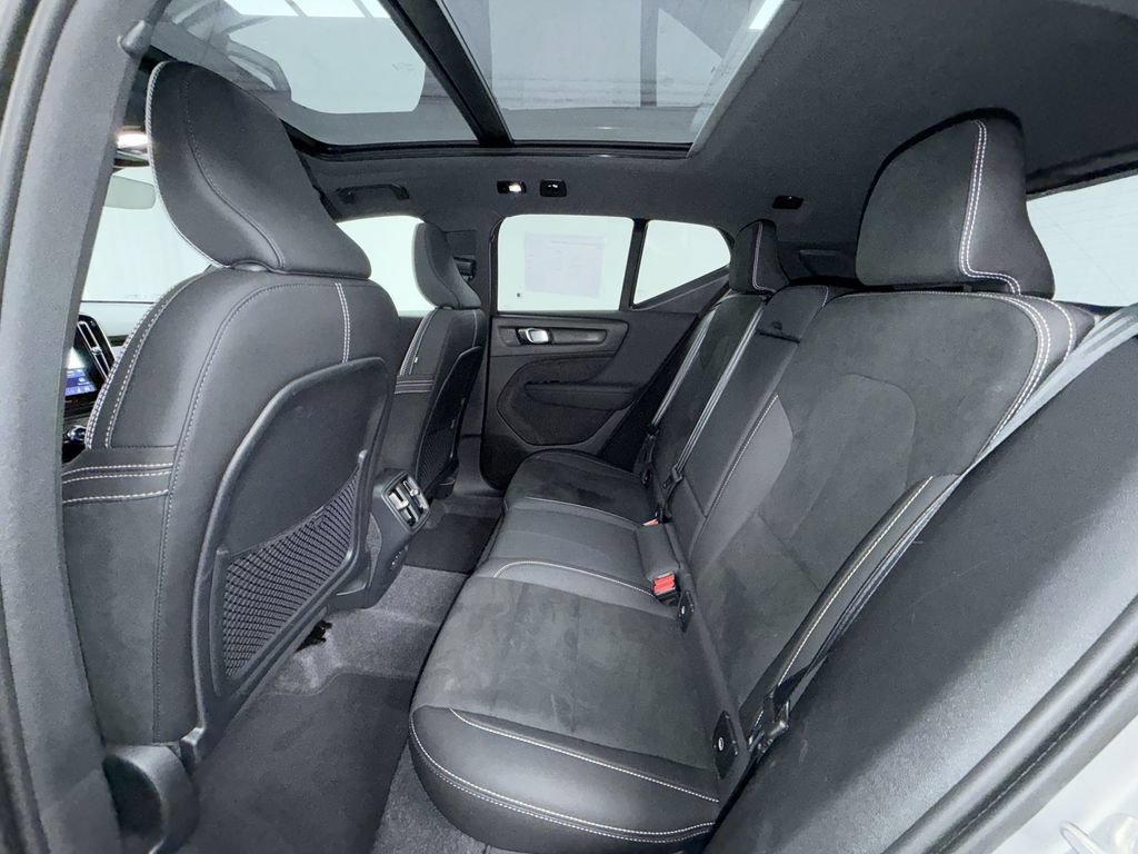 Used 2025 Volvo XC40 B5 Plus AWD/4WD image 13