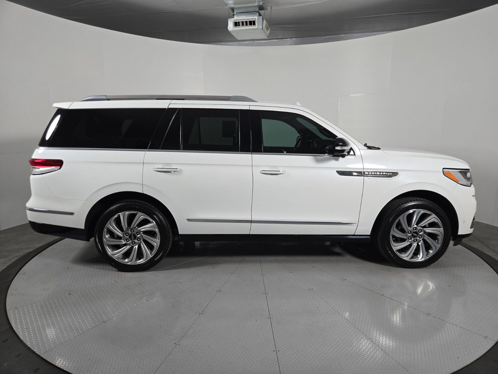 Certified 2023 Lincoln Navigator Reserve AWD/4WD image 3