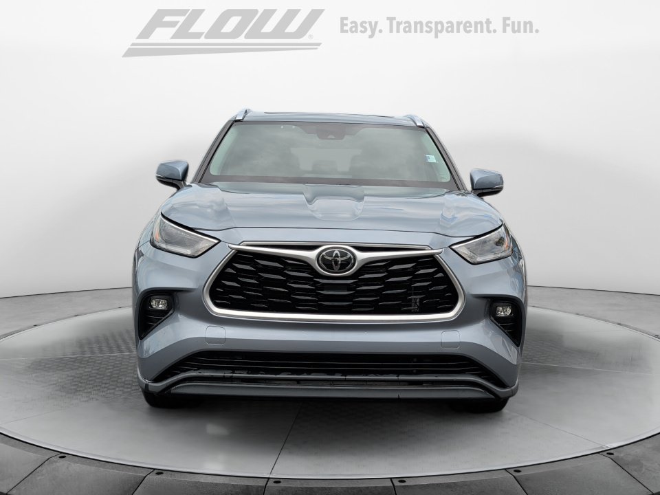 Used 2021 Toyota Highlander XLE AWD/4WD image 3