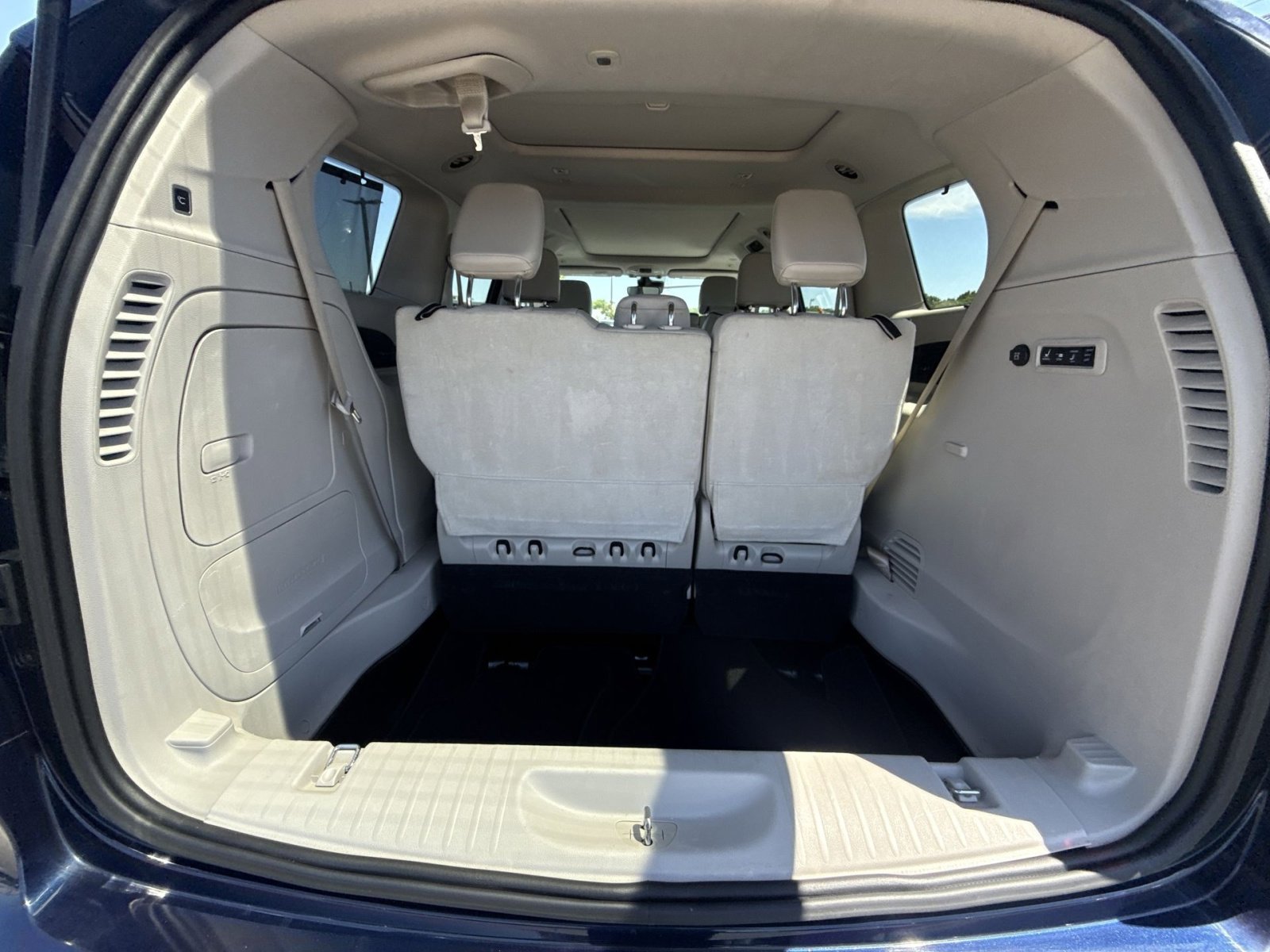 Used 2019 Chrysler Pacifica Limited w/ Advanced Safetytec Group FWD image 25