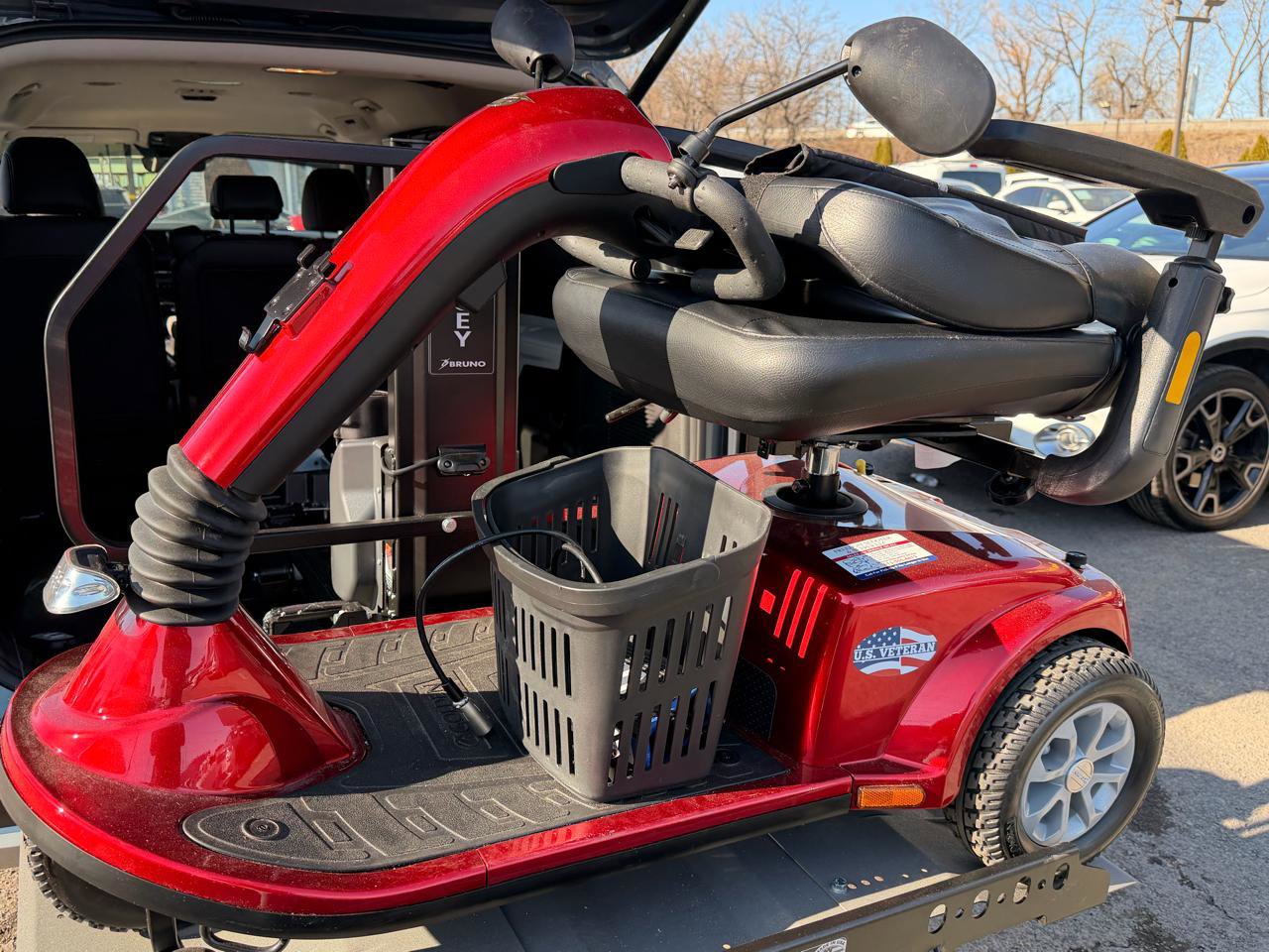 Used 2024 Kia Carnival EX image 24