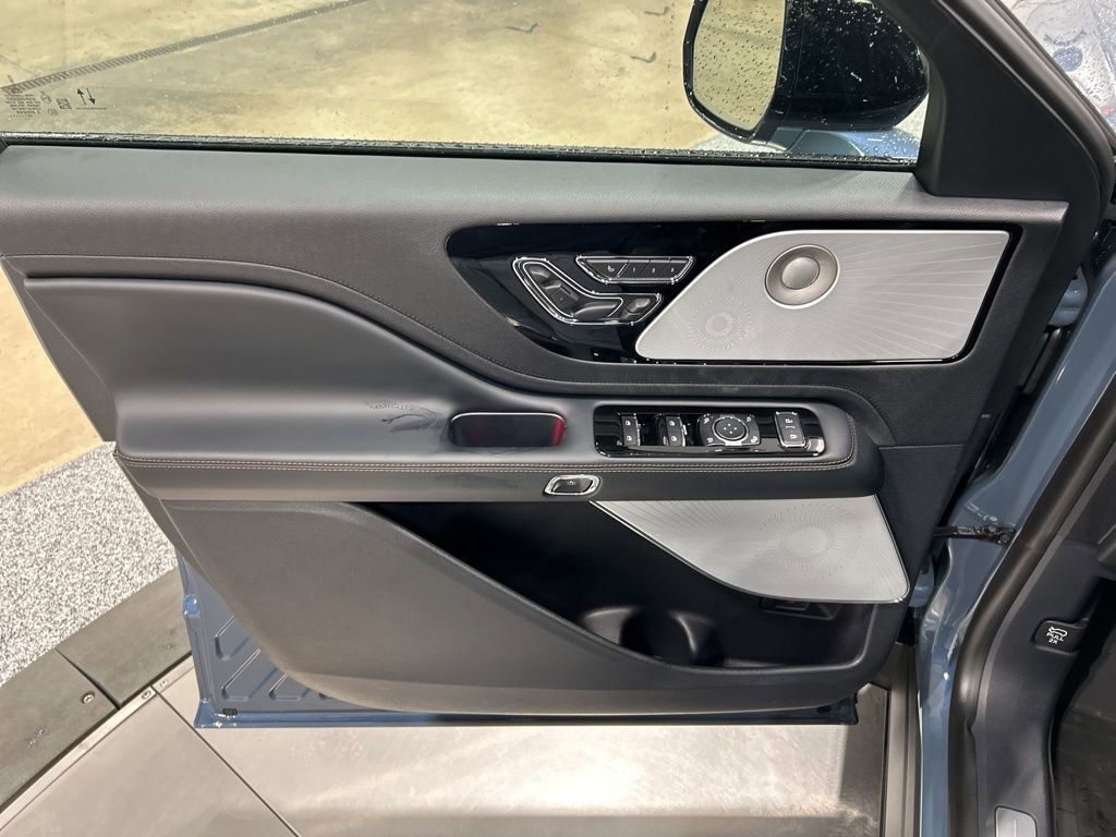 Used 2025 Lincoln Aviator Reserve w/ Equipment Group 201A image 13