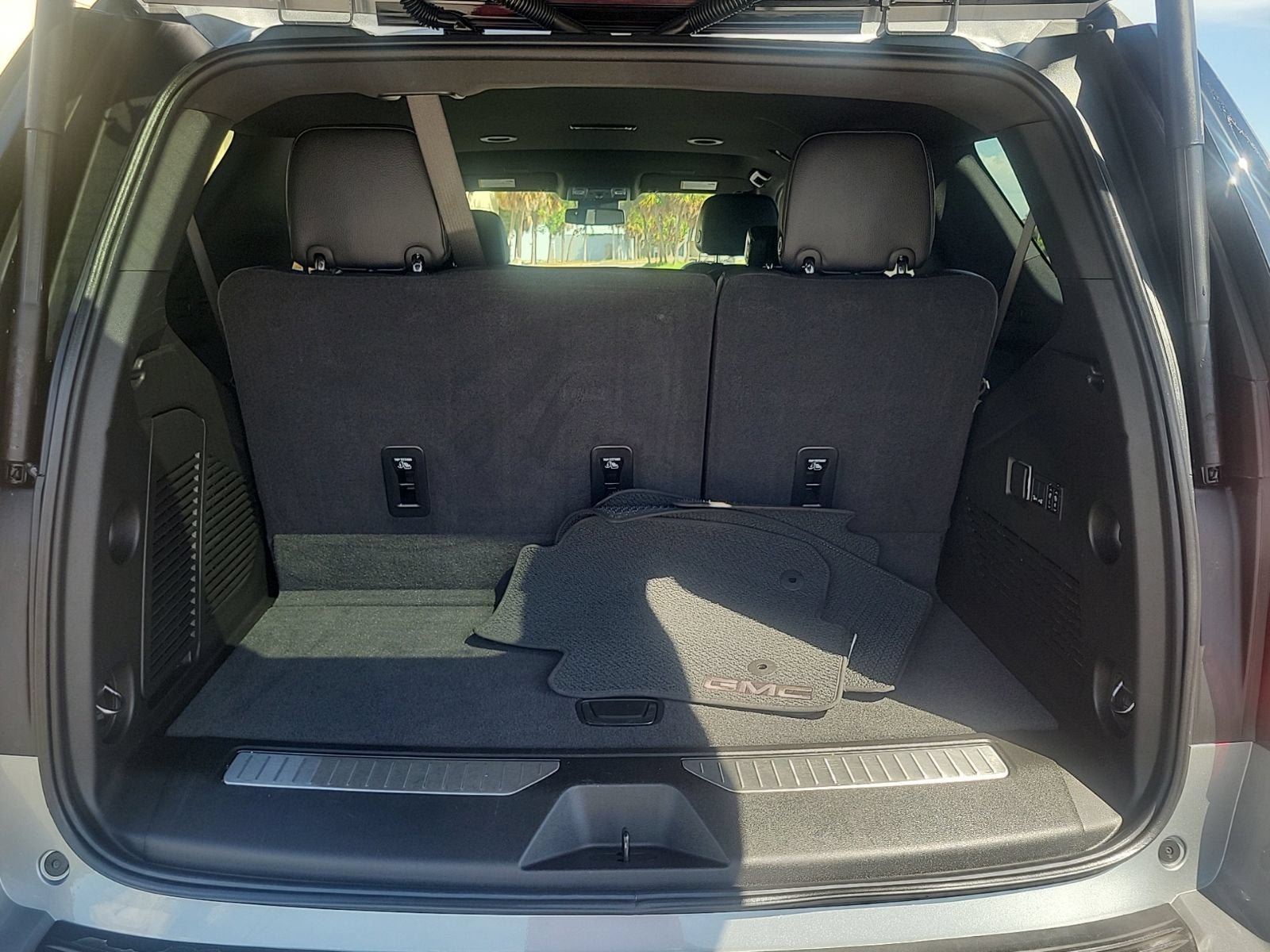 Used 2025 GMC Yukon Denali AWD/4WD image 9