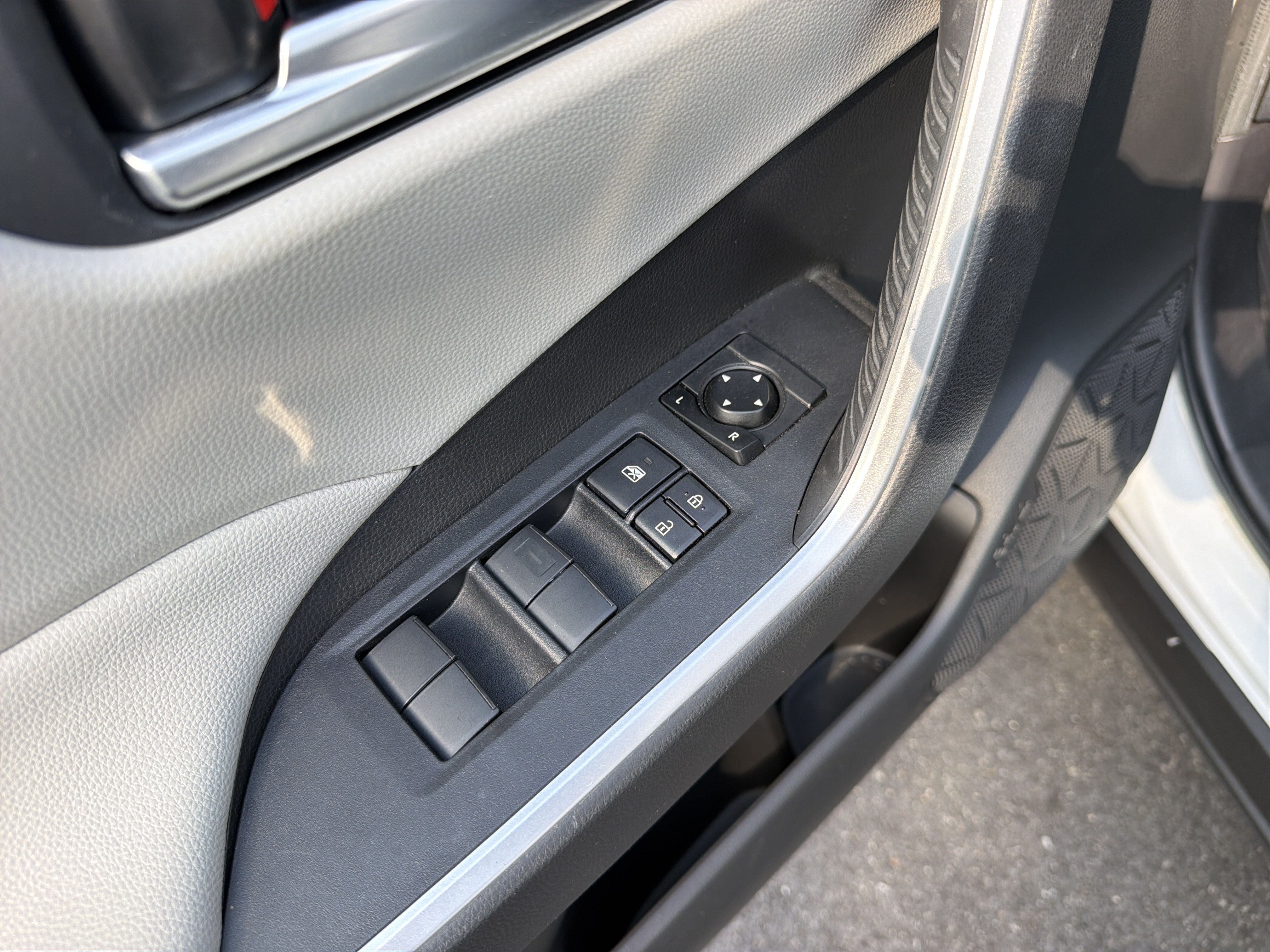 Used 2020 Toyota RAV4 XLE w/ Convenience Package AWD/4WD image 15