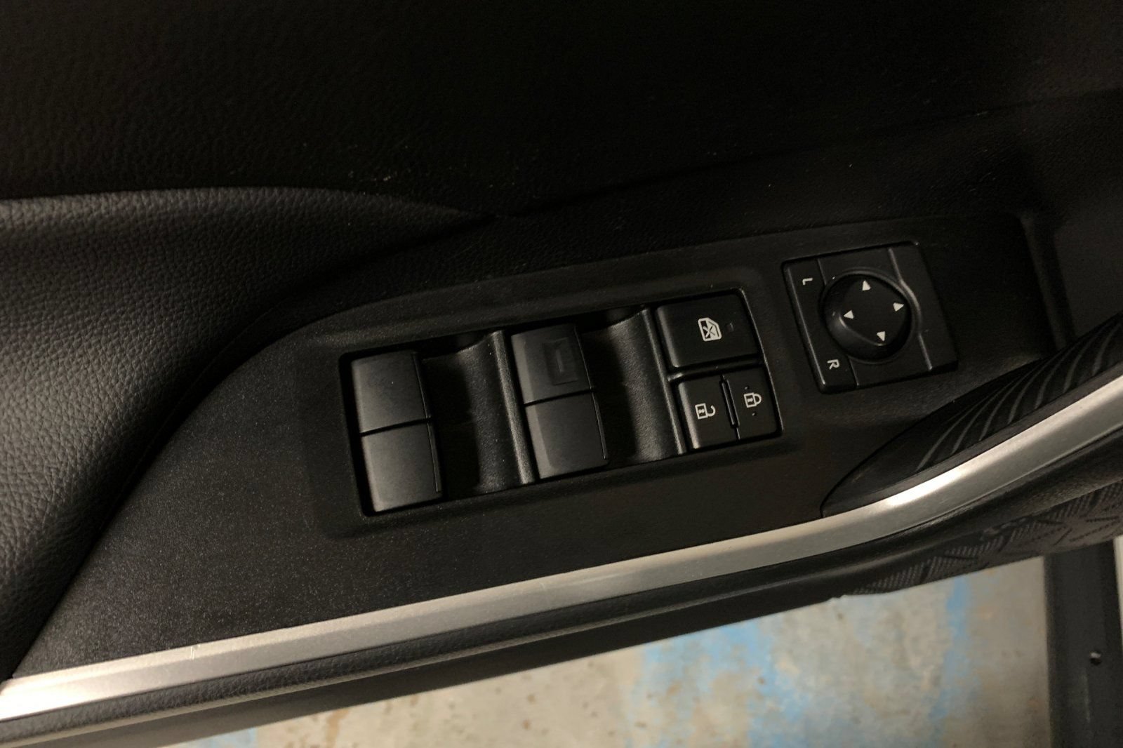 Used 2025 Toyota RAV4 LE AWD/4WD image 12