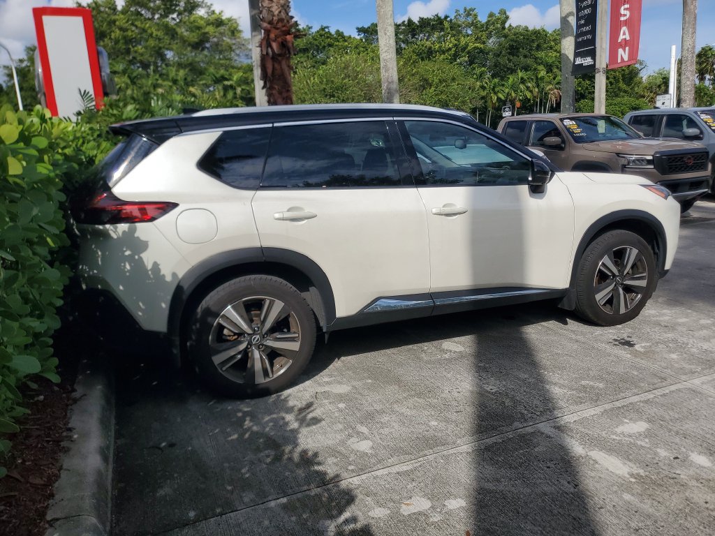 Certified 2023 Nissan Rogue SL FWD image 3