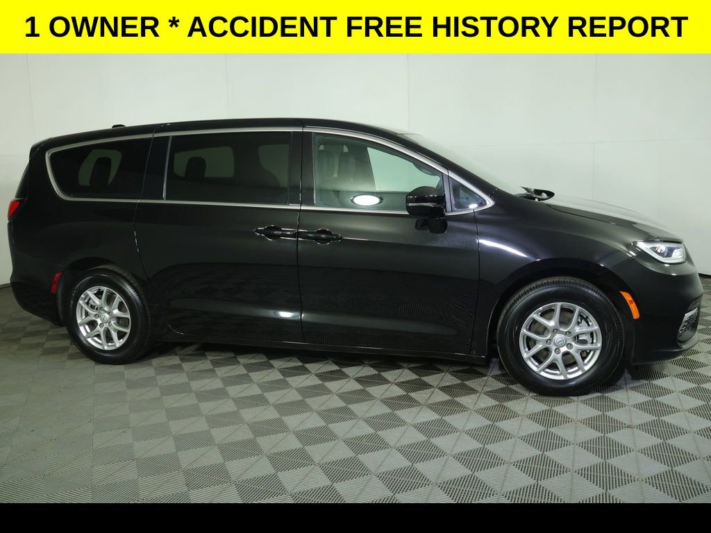Used 2025 Chrysler Pacifica Select image 2