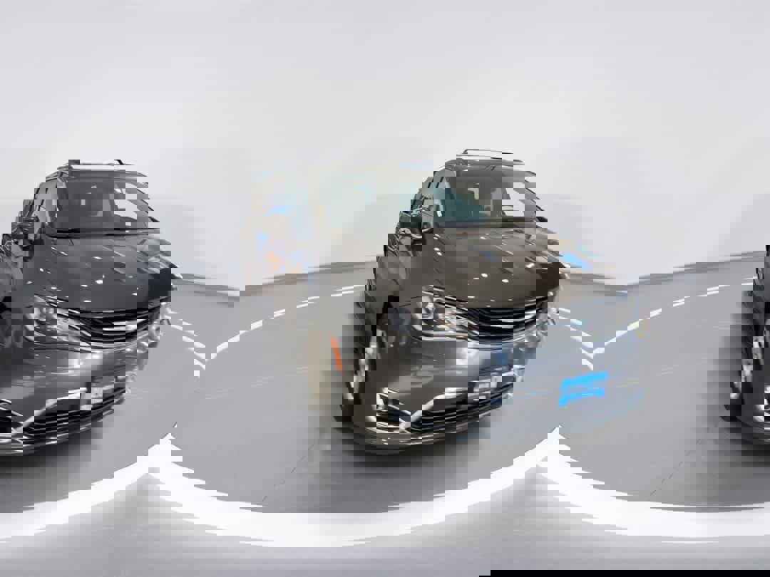 Used 2017 Chrysler Pacifica Premium image 2