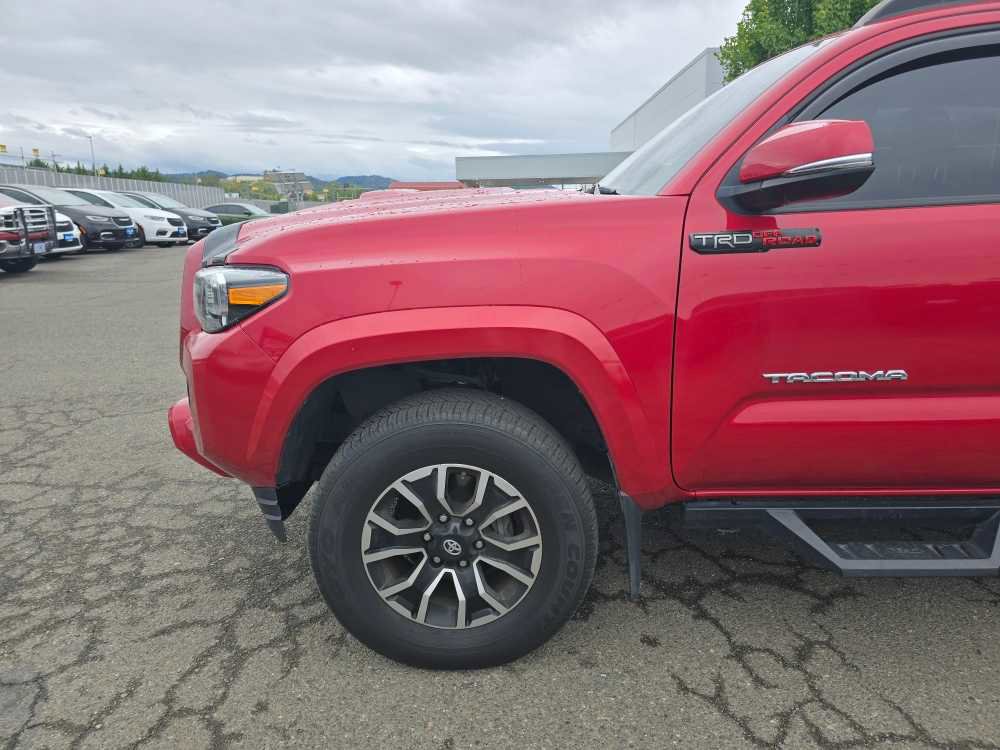 Used 2020 Toyota Tacoma TRD Sport w/ TRD Premium Sport Package AWD/4WD image 13