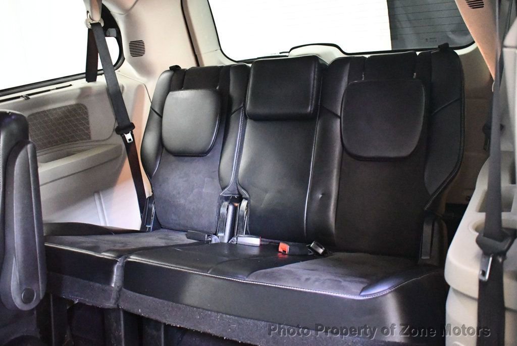 Used 2014 Chrysler Town & Country Touring-L image 21