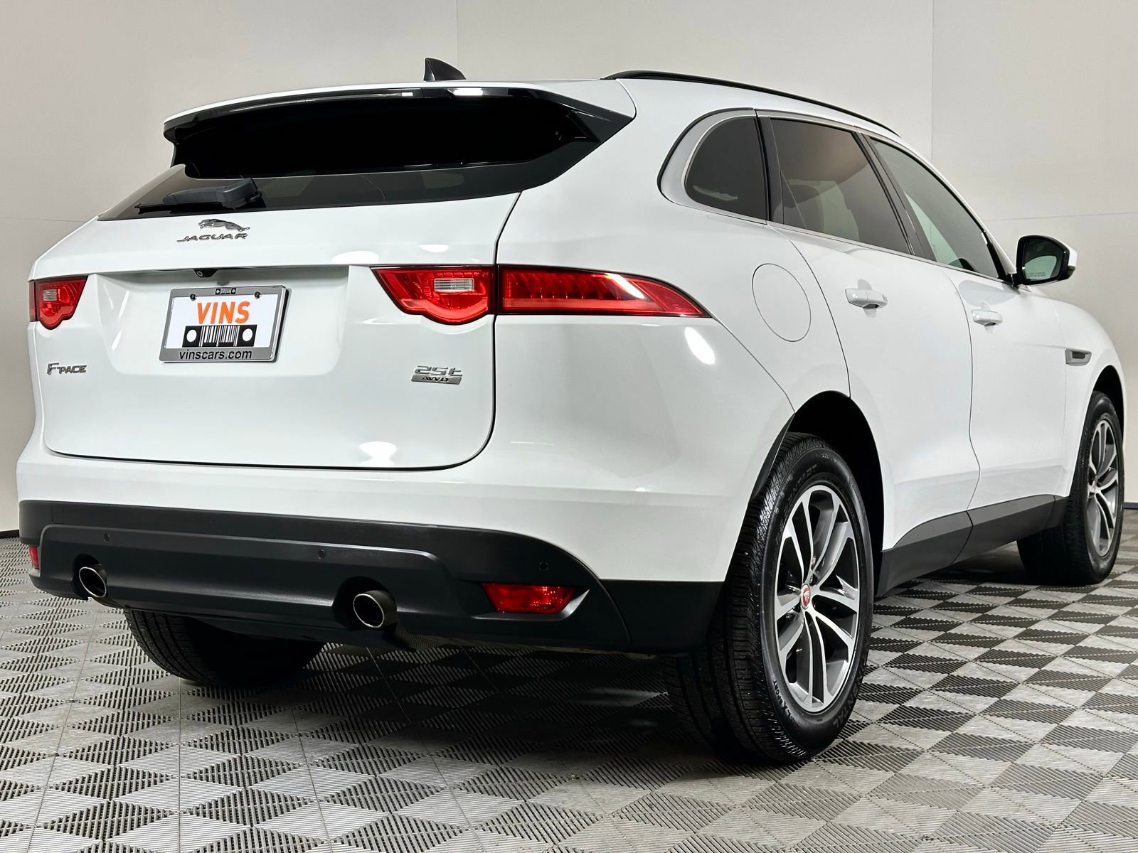 Used 2020 Jaguar F-PACE Premium image 4