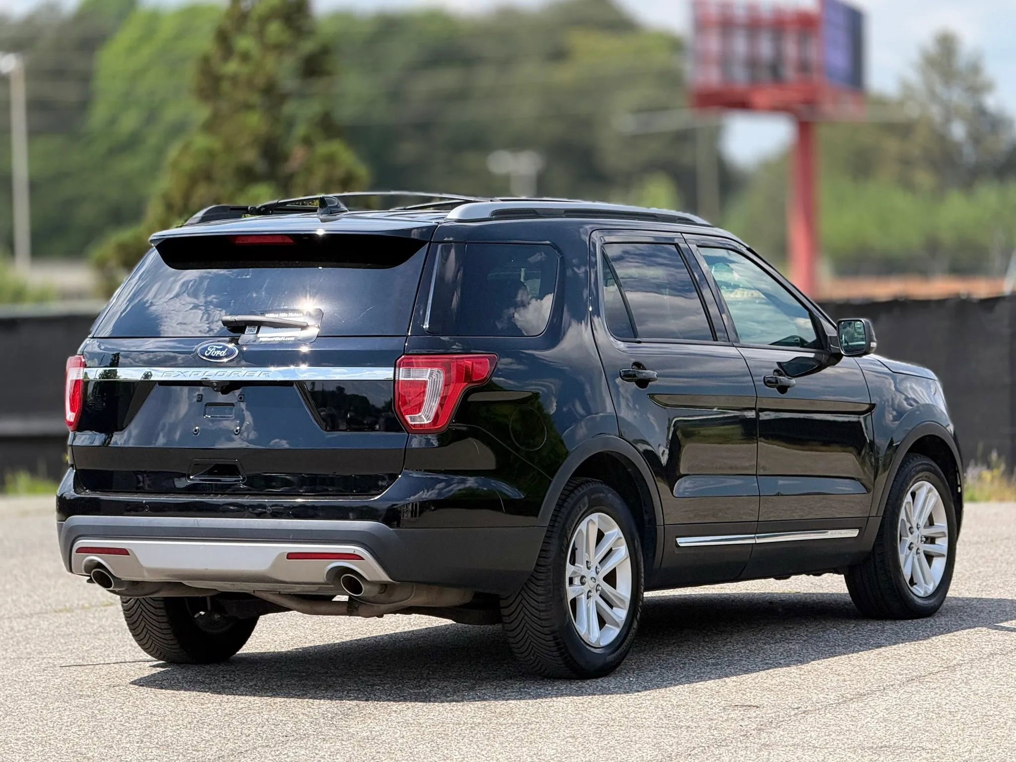 Used 2016 Ford Explorer XLT w/ Equipment Group 202A FWD image 9